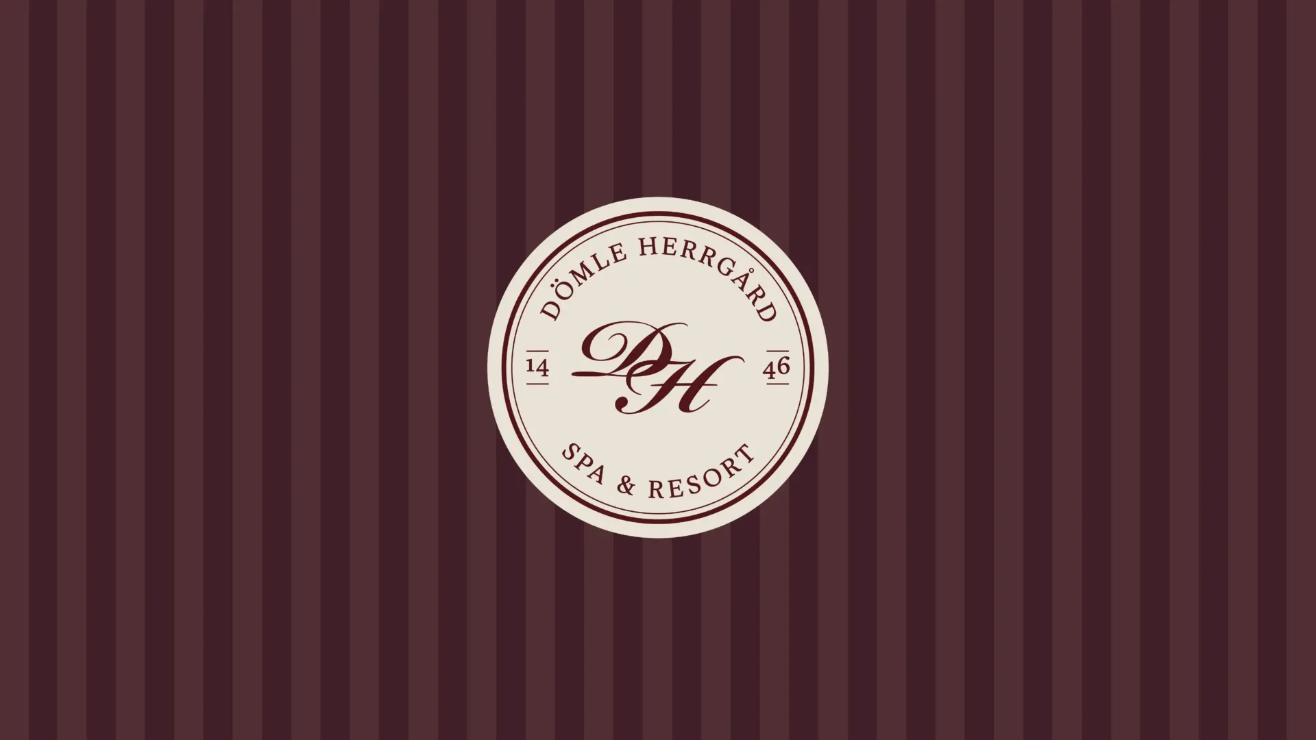 Dömle Herrgårds runda emblem med monogrammet DH, texten Spa & Resort och årtalet 1446 mot en vinröd randig bakgrund