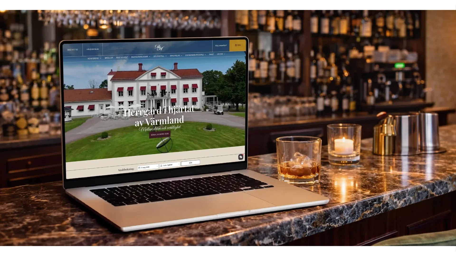 Den nya webbplatsen för Dömle Herrgård på en laptop, med herrgårdsbyggnaden och rubriken Herrgård i hjärtat av Värmland