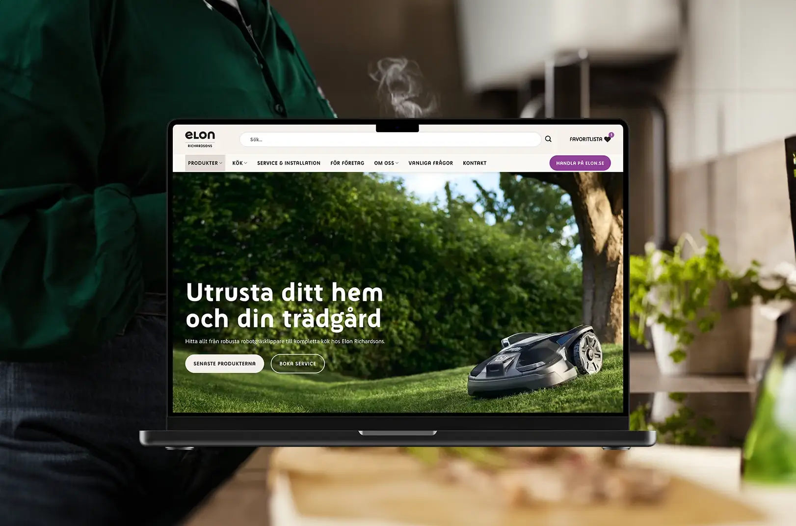 Elon Richardsons webbplats med robotgräsklippare i trädgården, visad på en laptop