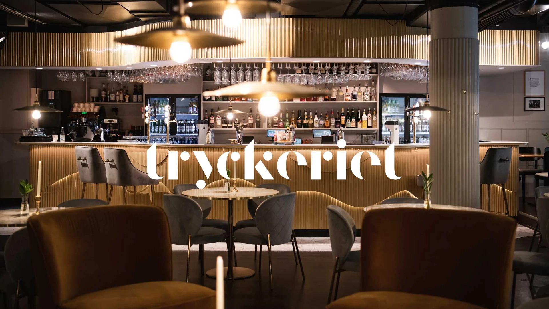Baren på restaurang Tryckeriet i Karlstad med logotypen i vitt — varumärke och koncept av Gullström & CO
