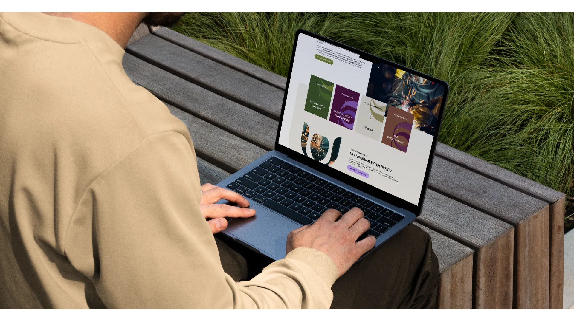 Wermlandsforms webbplats med produkter för trädgård och utemiljö, visad på en laptop utomhus