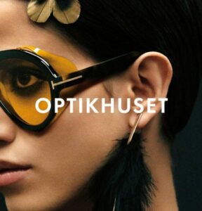 En bild på en person med solglasögon och Optikhusets logotyp.