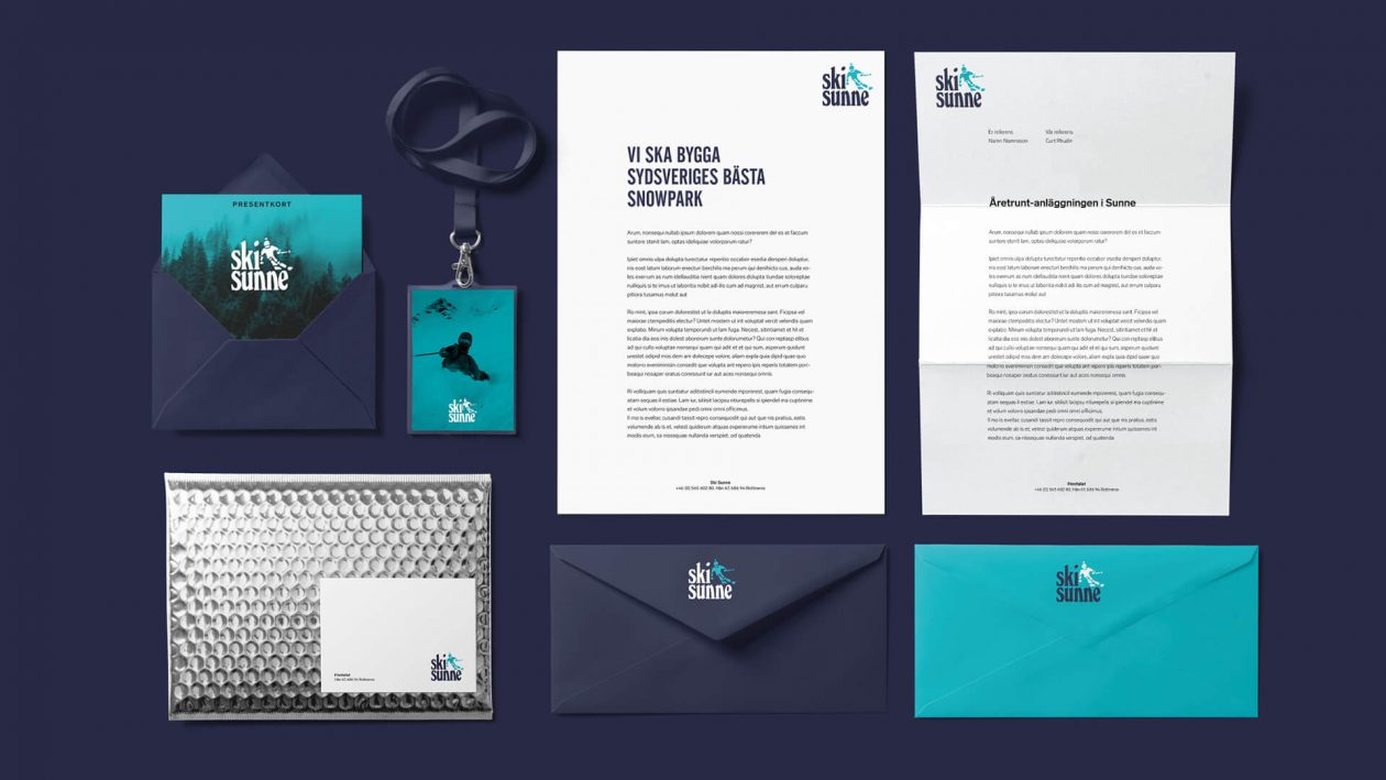 Ett brevpappersset med blå kuvert och blå kuvert.