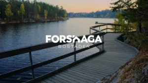 Forshaga Bostäder logotyp över en brygga vid vatten